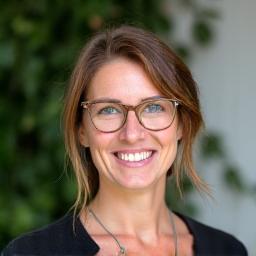 Porträt von Sandra Müller, junge Frau mit offenen Haaren