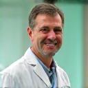 Porträt von Dr. med. vet. Klaus Mueller in seiner Tierarztpraxis.